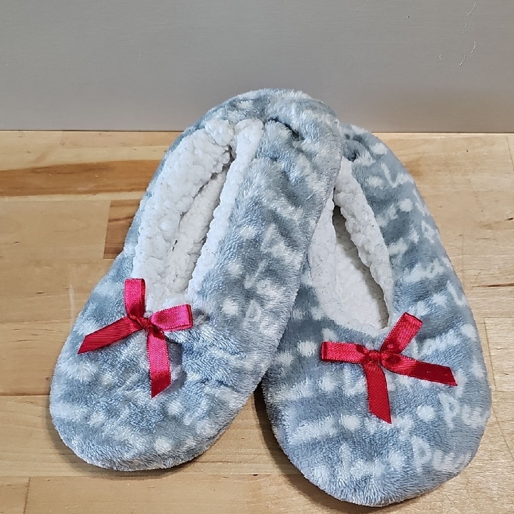 👣​Fuzzy Sherpa Lined Slipper Socks Gray White Pattern Red Bow NWOT S/M